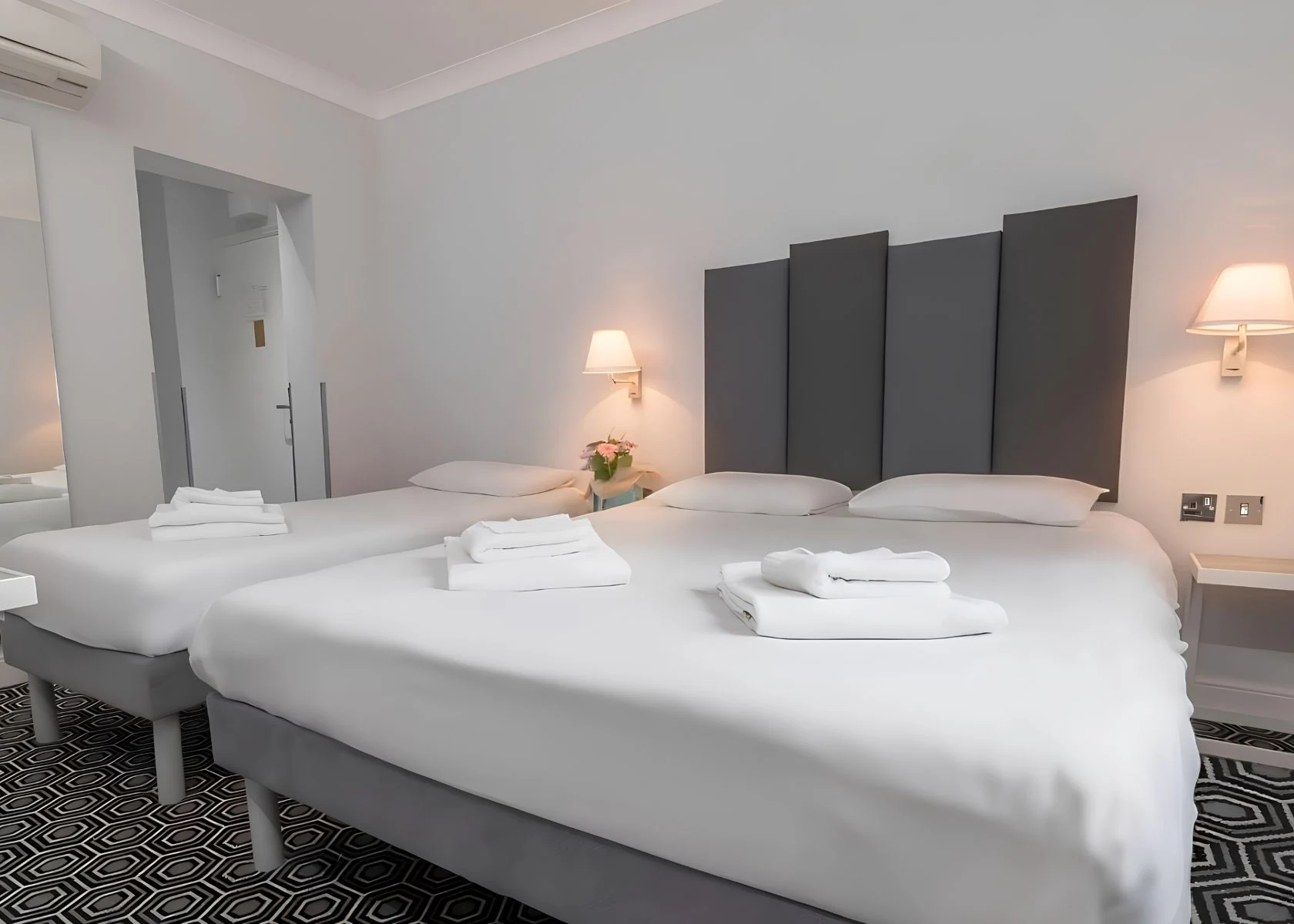 Victoria Inn: Guest-room layout with twin beds and upholstered headboards.
