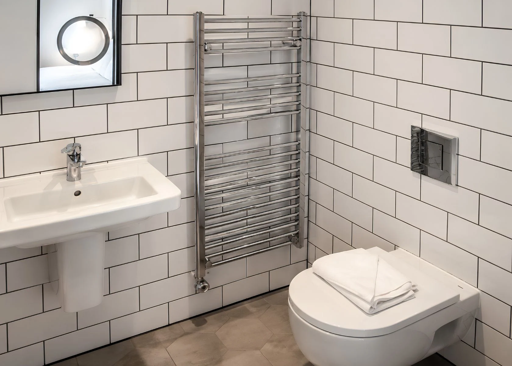 Victoria Inn: Guest bathroom with tiled walls and shower screen.